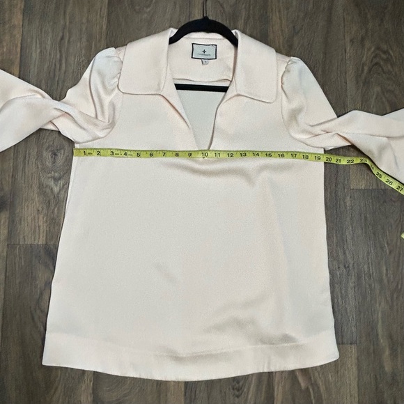 Tuckernuck Cream V-Neck Bell Sleeve Blouse Size Small - Picture 8 of 9